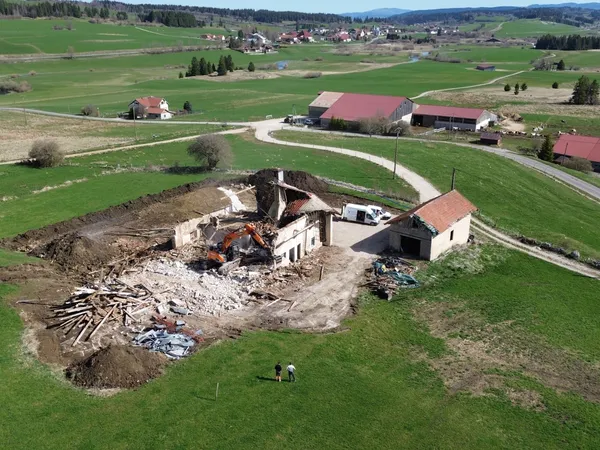 Démolition partielle d'une ancienne ferme